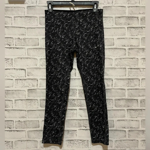 Women’s Nike Dri-Fit black and geometric patterned leggings, Size Small - Picture 1 of 4